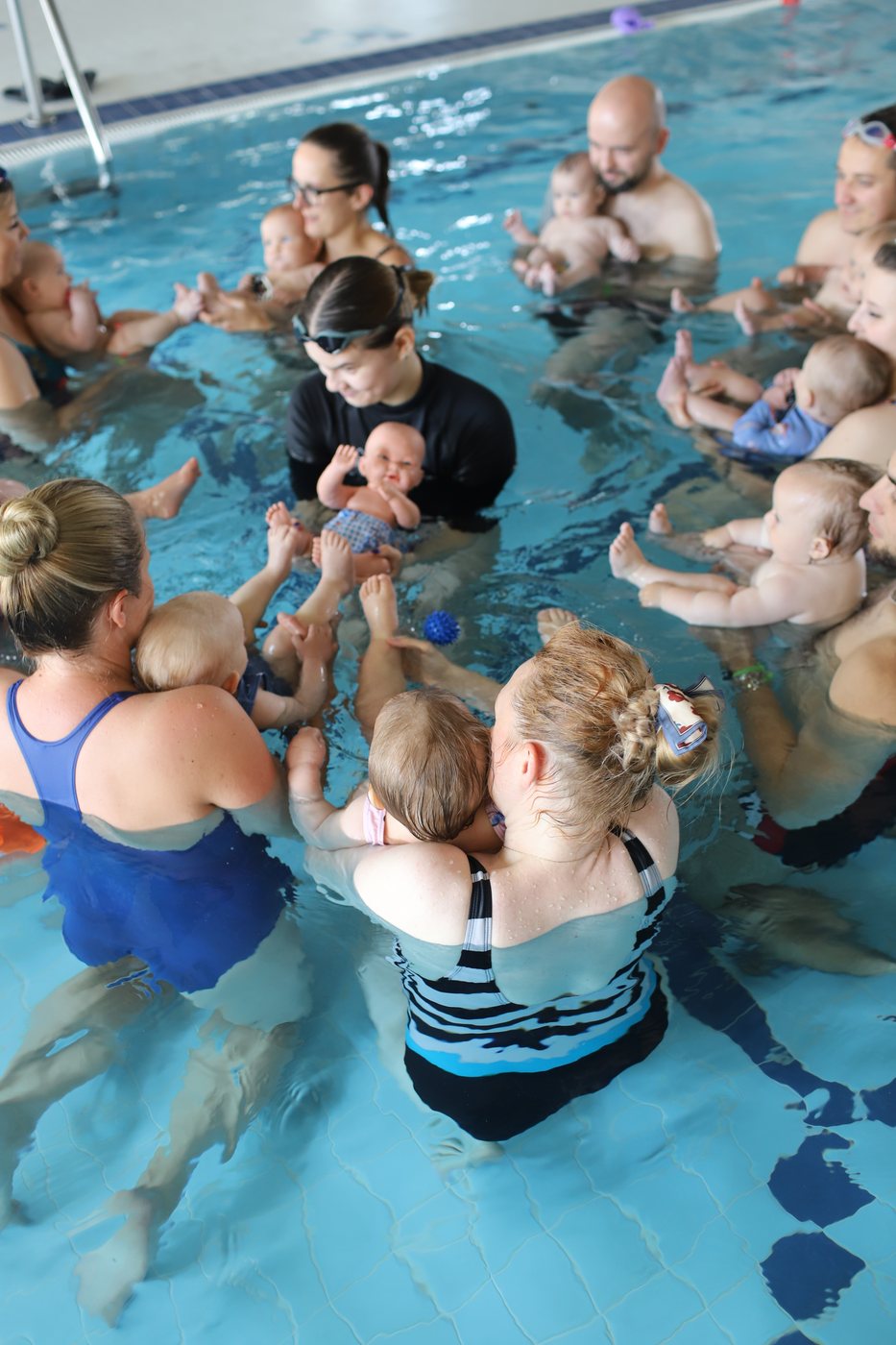 Rodzice z dziećmi podczas zajęć AquaBaby Wiking Swim